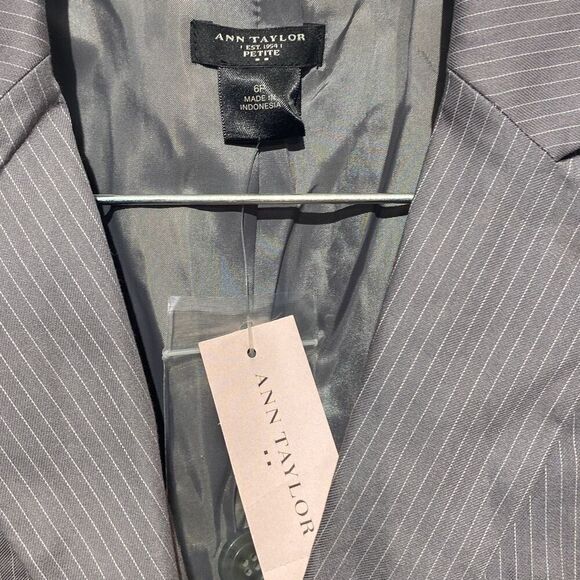Ann Taylor Women's Gray Pinstripe Single Breasted Blazer Jacket Size 6P NWT - Picture 4 of 8